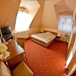 Pokój z łóżkiem queen-size